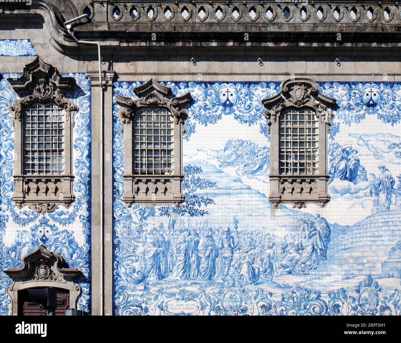 Porto, Portogallo. Azulejos decora l'esterno dell'Igreja do Carmo. La chiesa fu costruita a metà del XVIII secolo. Le piastrelle, disegnate da Silv Foto Stock