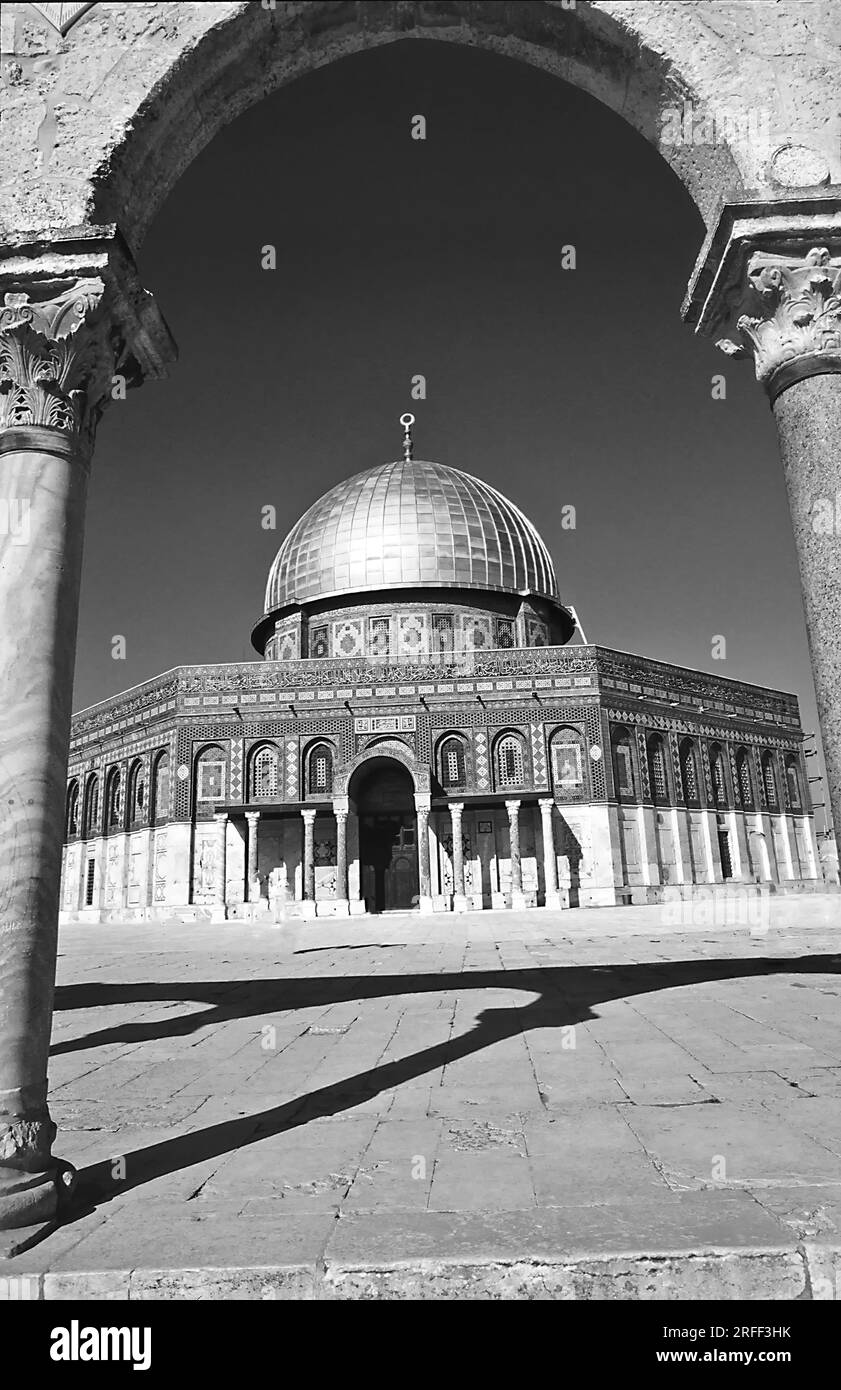 Cupola del tempio a Gerusalemme, Israele. Il sole del pomeriggio splende sulla Cupola dorata della roccia e sui campanili della chiesa. Foto Stock