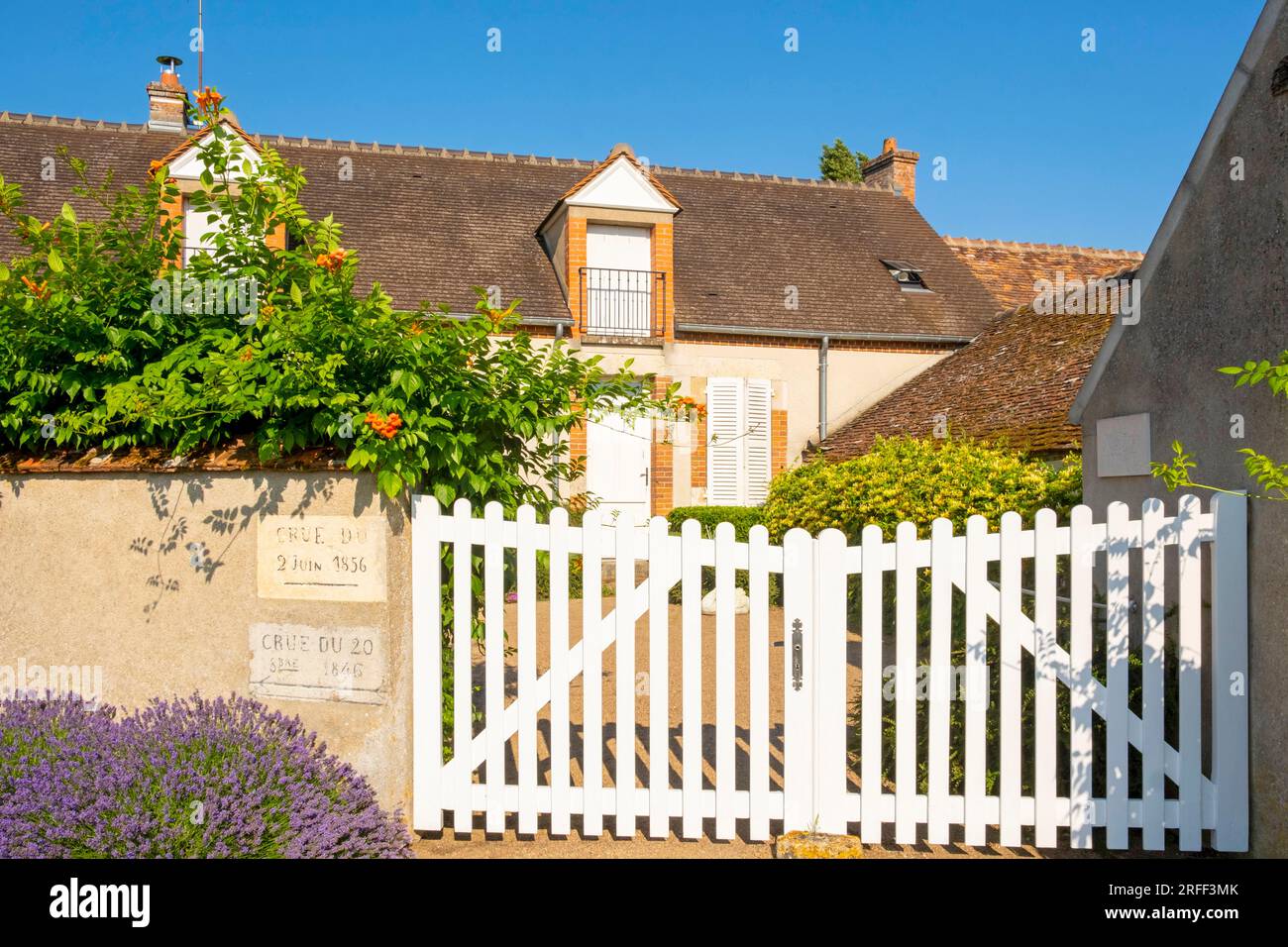 Francia, Loiret, Valle della Loira dichiarata Patrimonio dell'Umanità dall'UNESCO, Saint Benoit sur Loire, case di bargemen con il segno delle diverse inondazioni Foto Stock