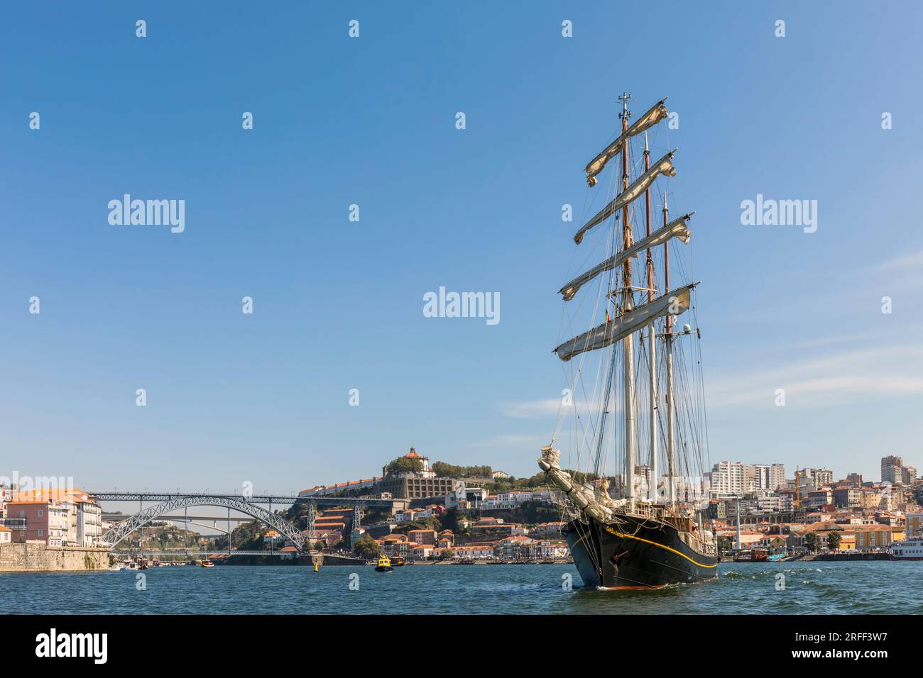 Il Gulden Leeuw, o Leone d'Oro, sul fiume Douro con la città portoghese di Porto sullo sfondo. Lo schooner topsail a tre alberi era bullo Foto Stock