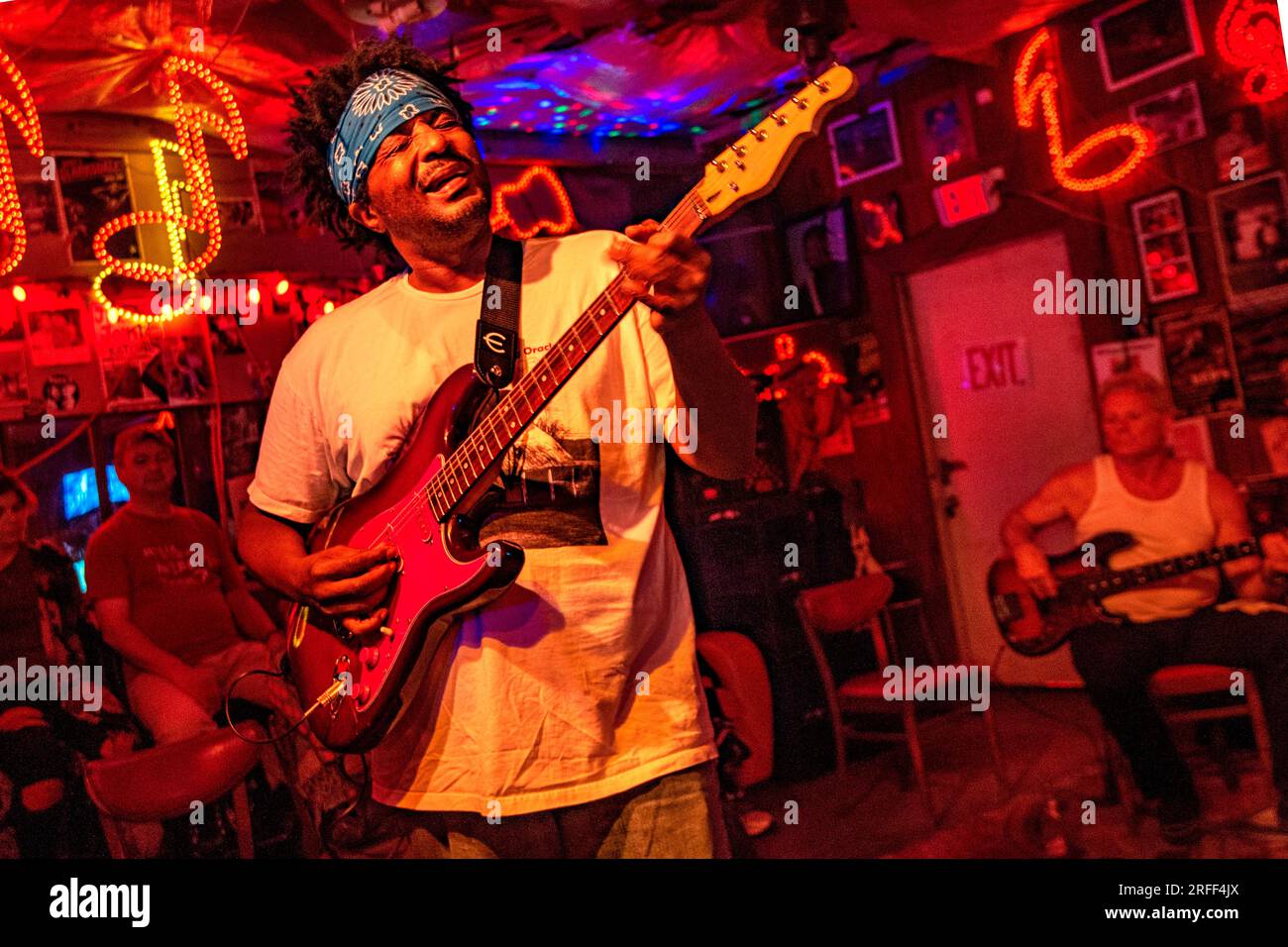 Stati Uniti, Mississippi, Clarksdale, Caravan Music Fest, il bluesman Lucius Spiller suona nella Juke Joint Red's Lounge Foto Stock