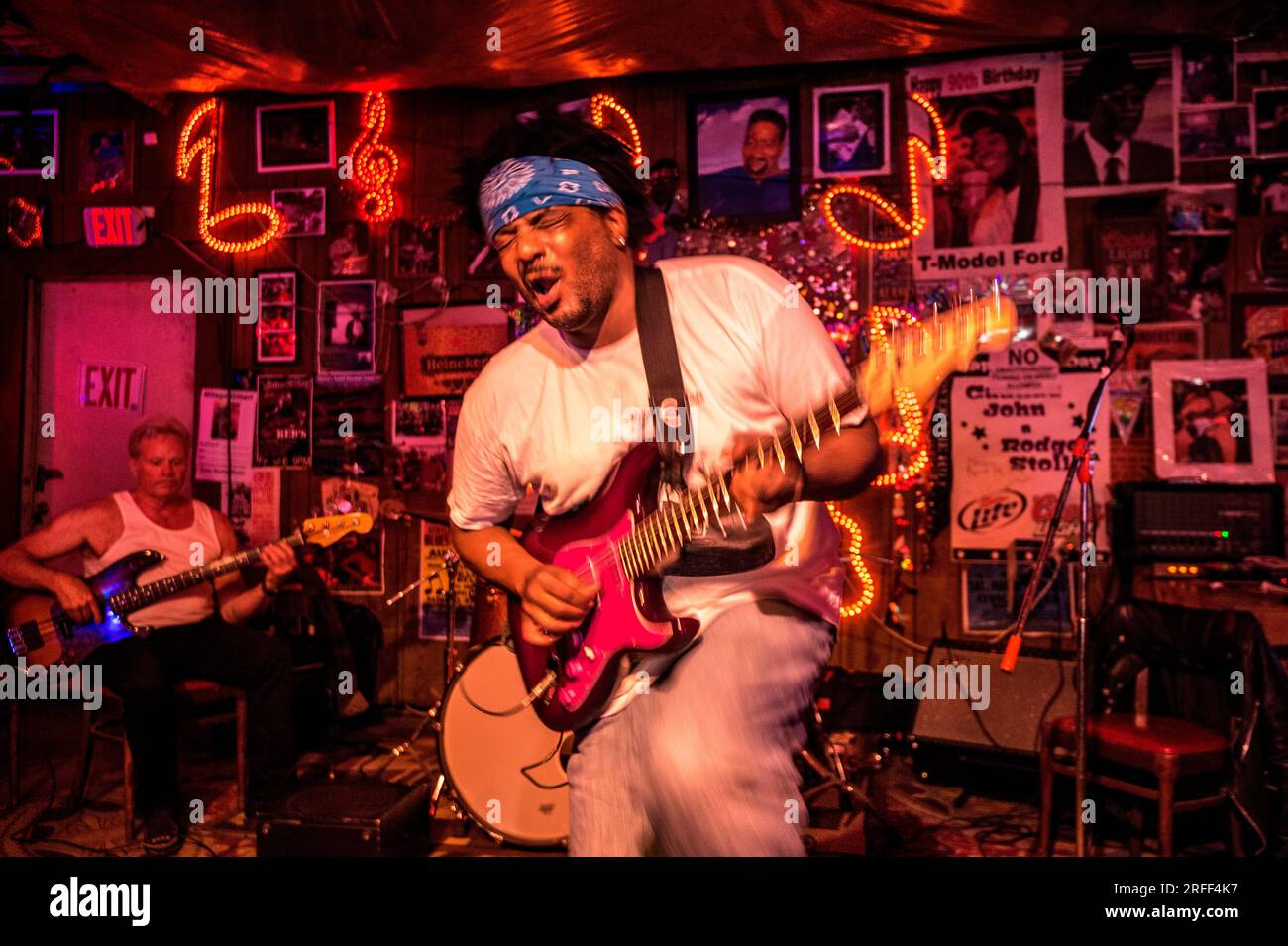 Stati Uniti, Mississippi, Clarksdale, Caravan Music Fest, il bluesman Lucius Spiller suona nella Juke Joint Red's Lounge Foto Stock