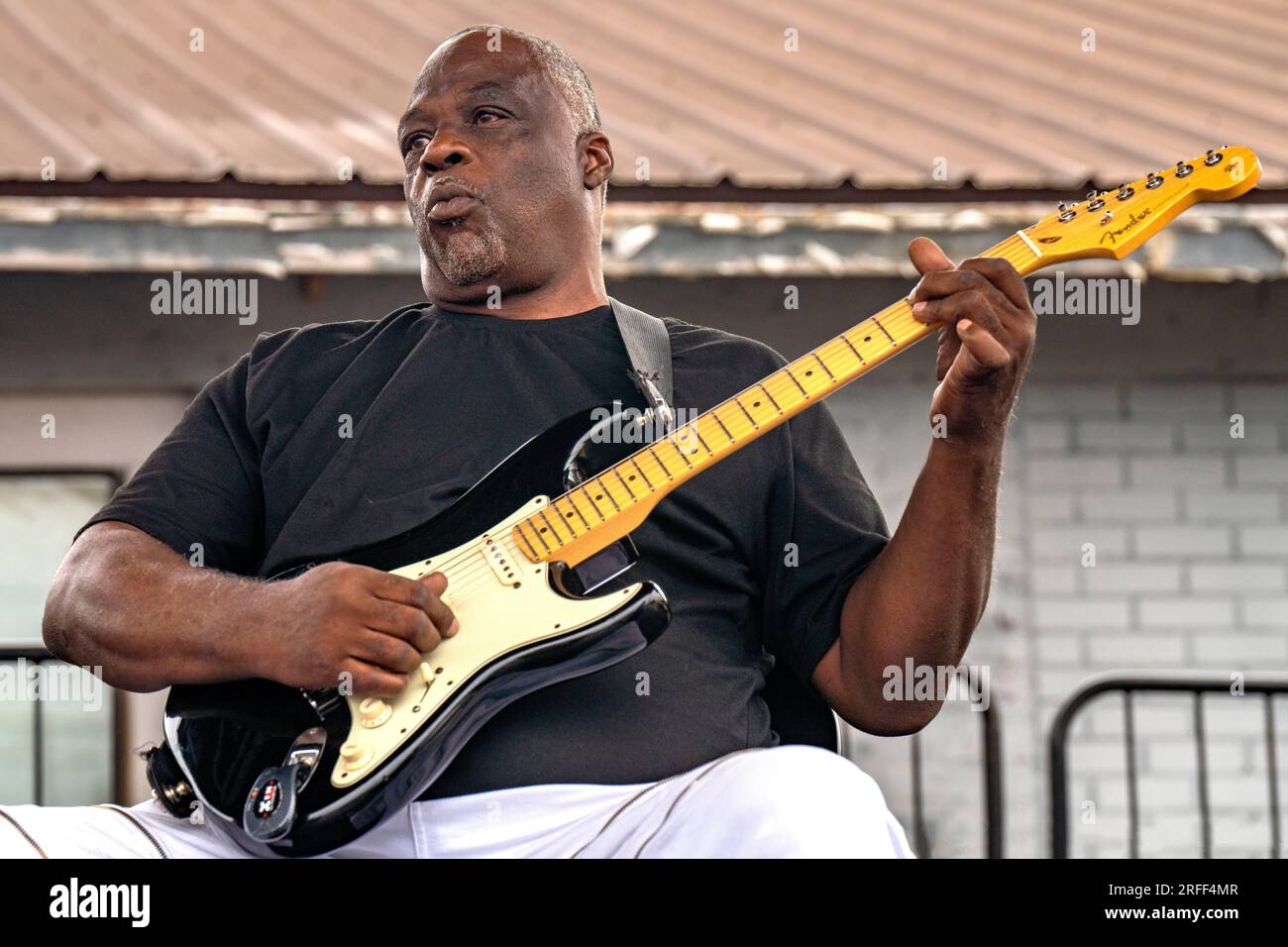 Stati Uniti, Mississippi, Clarksdale, bluesman Big T Williams che suonano al Women Blues Festival Foto Stock