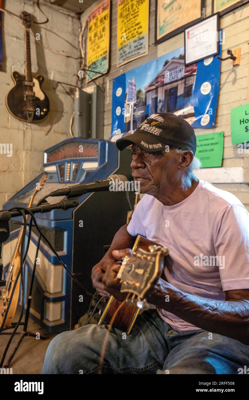 Stati Uniti, Mississippi, Bentonia, bluesman Jimmy Duck Holmes nel suo juke joint The Blue Cafe Foto Stock