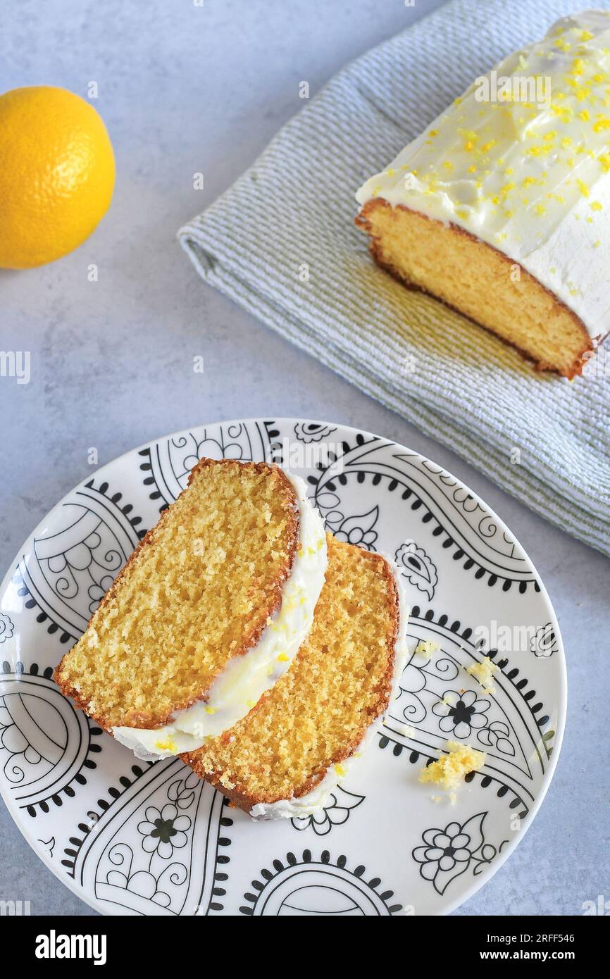 Fette di torta al limone su un piatto Foto Stock