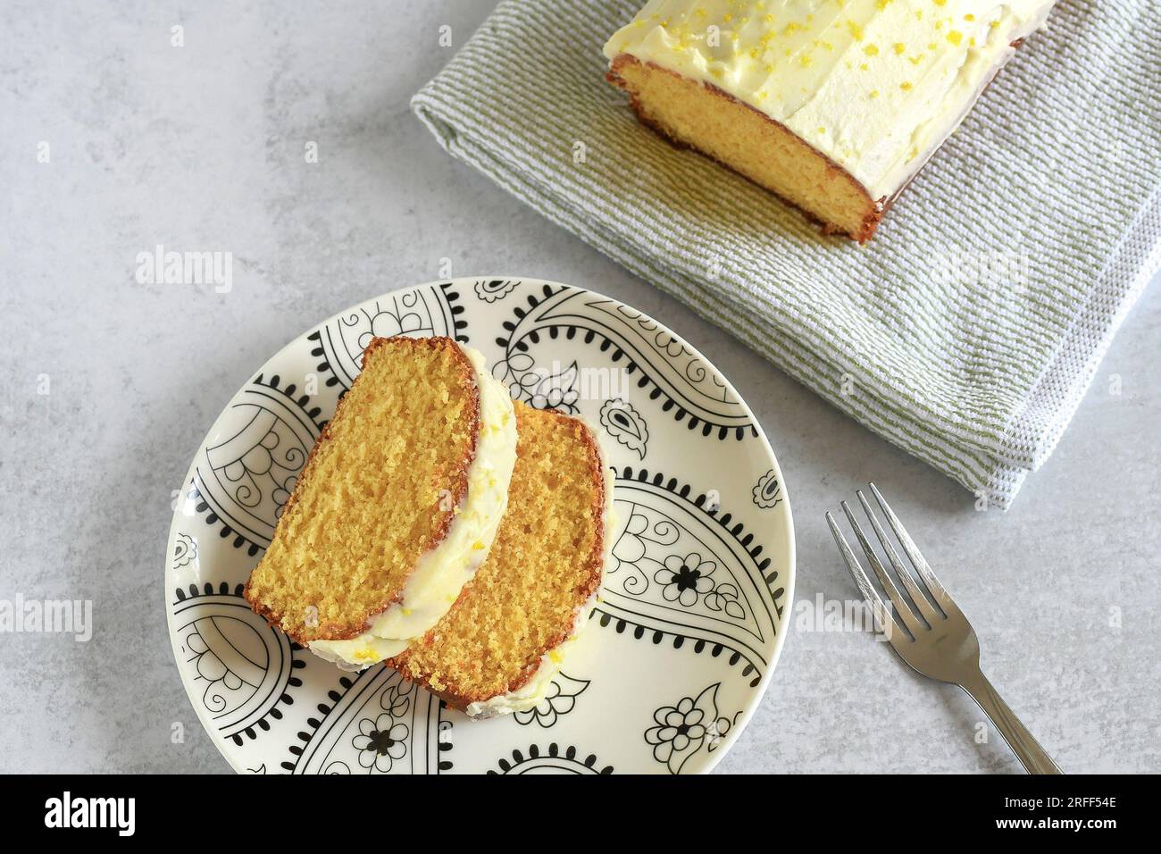 Fette di torta al limone su un piatto Foto Stock