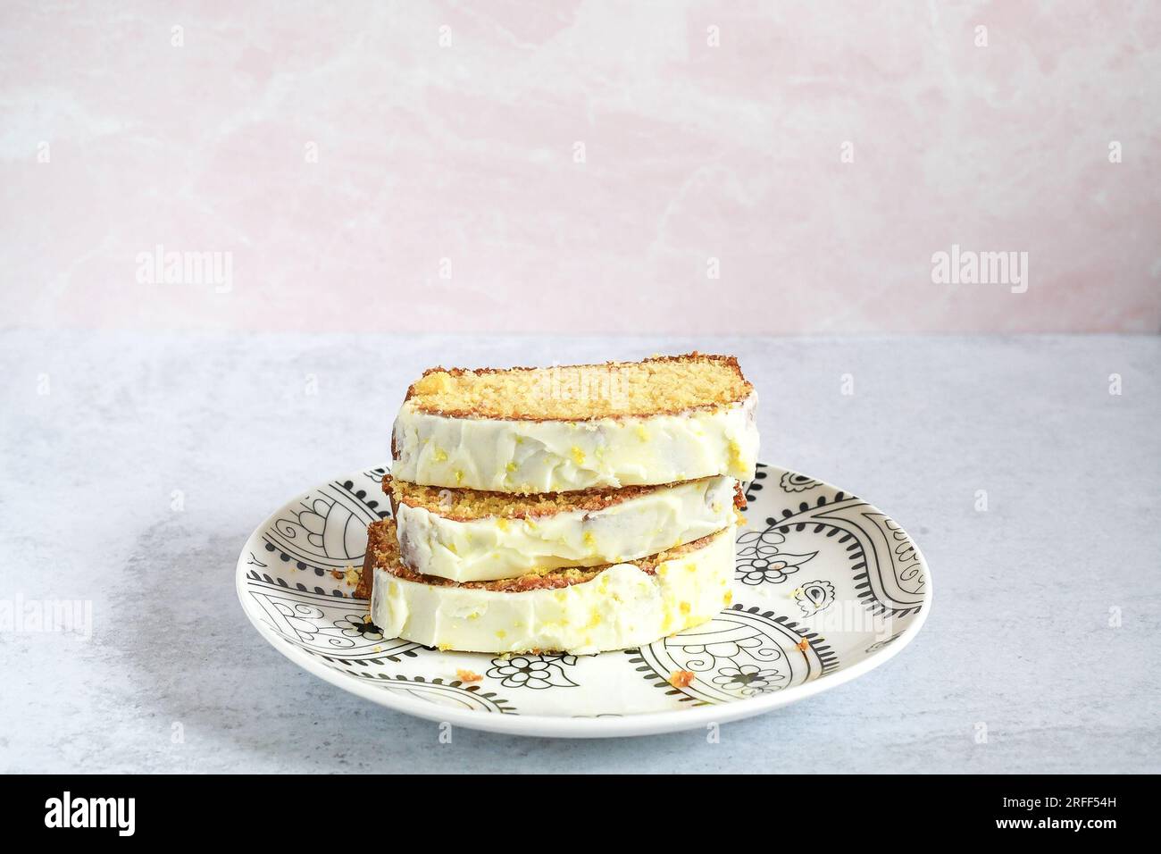 Fette di torta al limone su un piatto Foto Stock