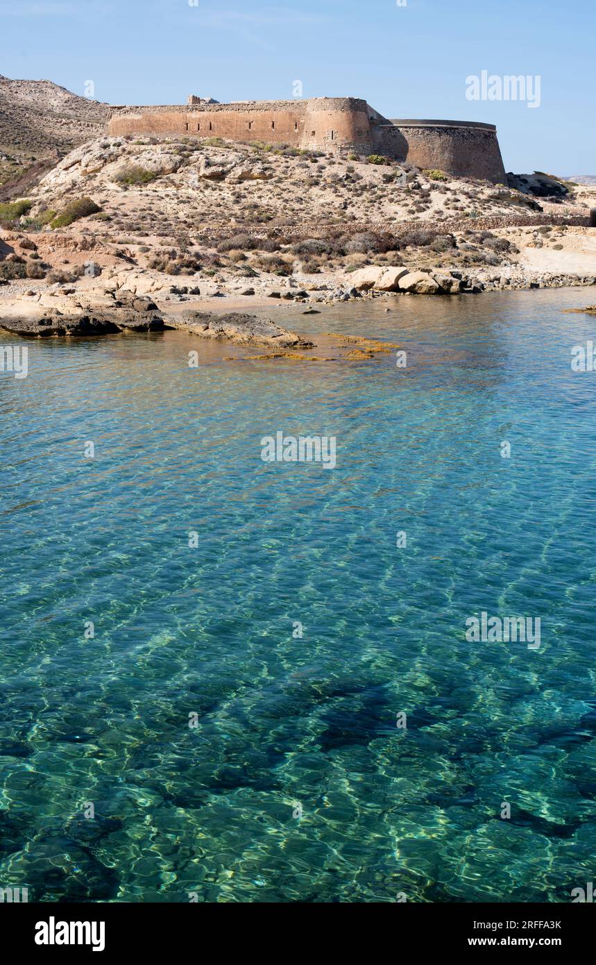 Castillo de San Ramon e El Playazo de Rodalquilar. Parco Naturale Cabo de Gata-Nijar, provincia di Almeria, Andalusia, Spagna. Foto Stock