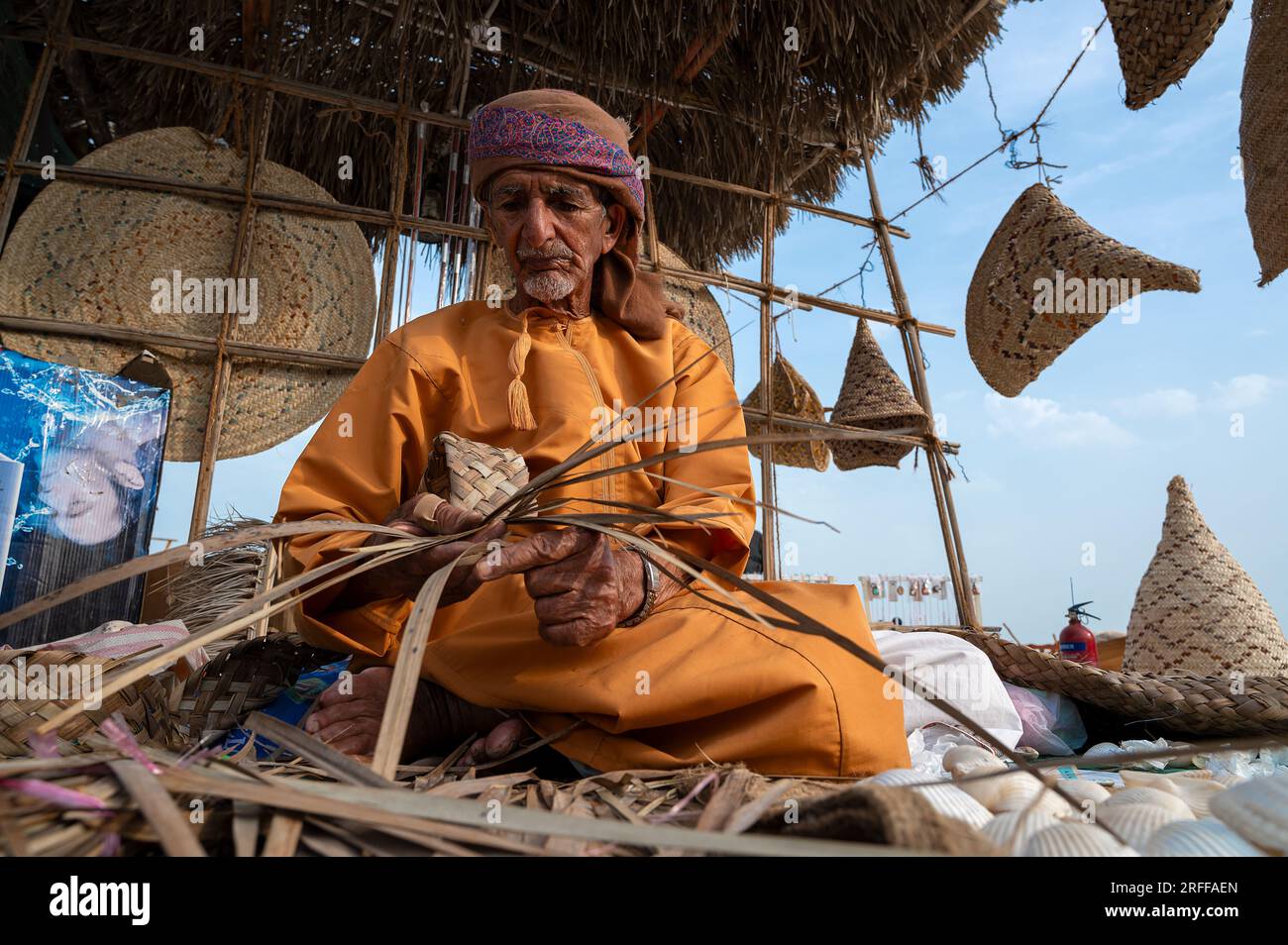Il produttore di cesti al festival katara dhow lavora alla rievocazione storica medievale locale Foto Stock