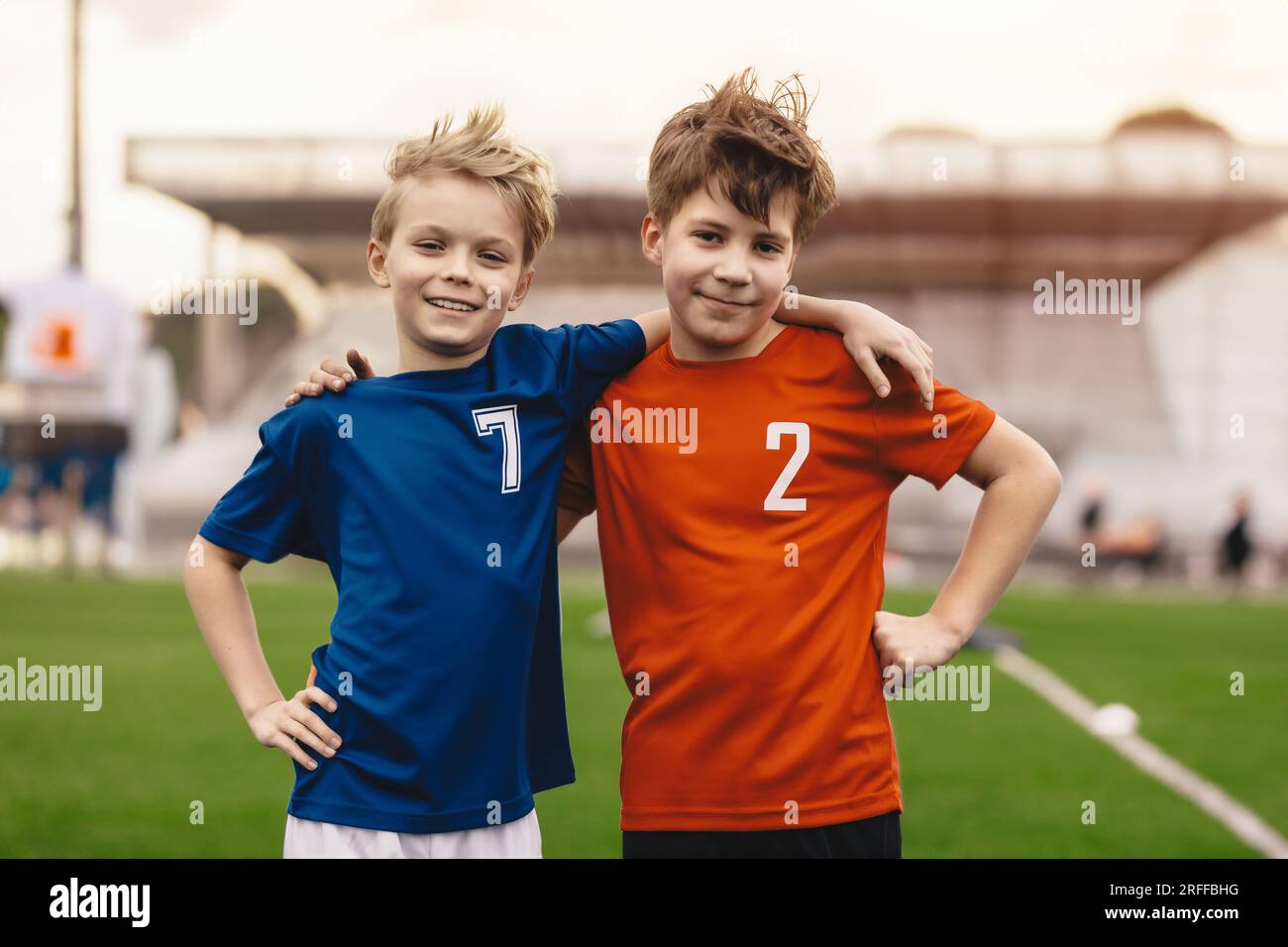 Concorso Friendship in Sports per bambini. Bambini giocatori di calcio nei tornei sportivi scolastici. Ragazzi felici della squadra di calcio che sorridono alla telecamera. Due Foto Stock