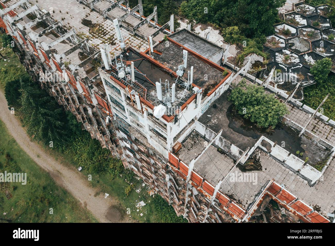 Edificio abbandonato. Urbex Lost Places, concetto post apocalittico, vista aerea dal drone. Foto Stock