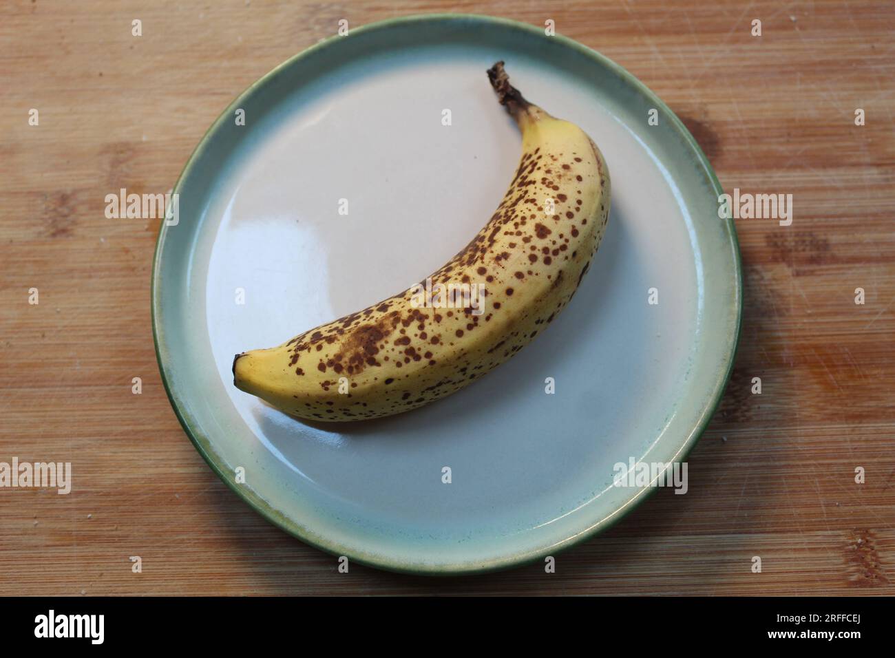 Banana on a plate immagini e fotografie stock ad alta risoluzione Alamy
