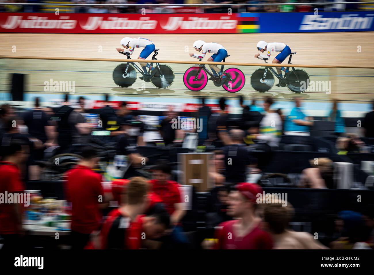 Glasgow, Regno Unito. 3 agosto 2023. Il britannico Oliver Wood, il britannico Ethan Vernon, il britannico Daniel Bigham e il britannico Cahrlie Tanfield fotografati in azione durante l'evento di qualificazione Men Elite Team Pursuit a Glasgow, Scozia, parte del Campionato del mondo di ciclismo UCI, giovedì 3 agosto 2023. UCI organizza i mondi con tutte le discipline ciclistiche, ciclismo su strada, ciclismo al chiuso, mountain bike, corse BMX, Paracycling su strada e paracycling al coperto, a Glasgow dal 05 al 13 agosto. BELGA PHOTO DAVID PINTENS Credit: Belga News Agency/Alamy Live News Foto Stock