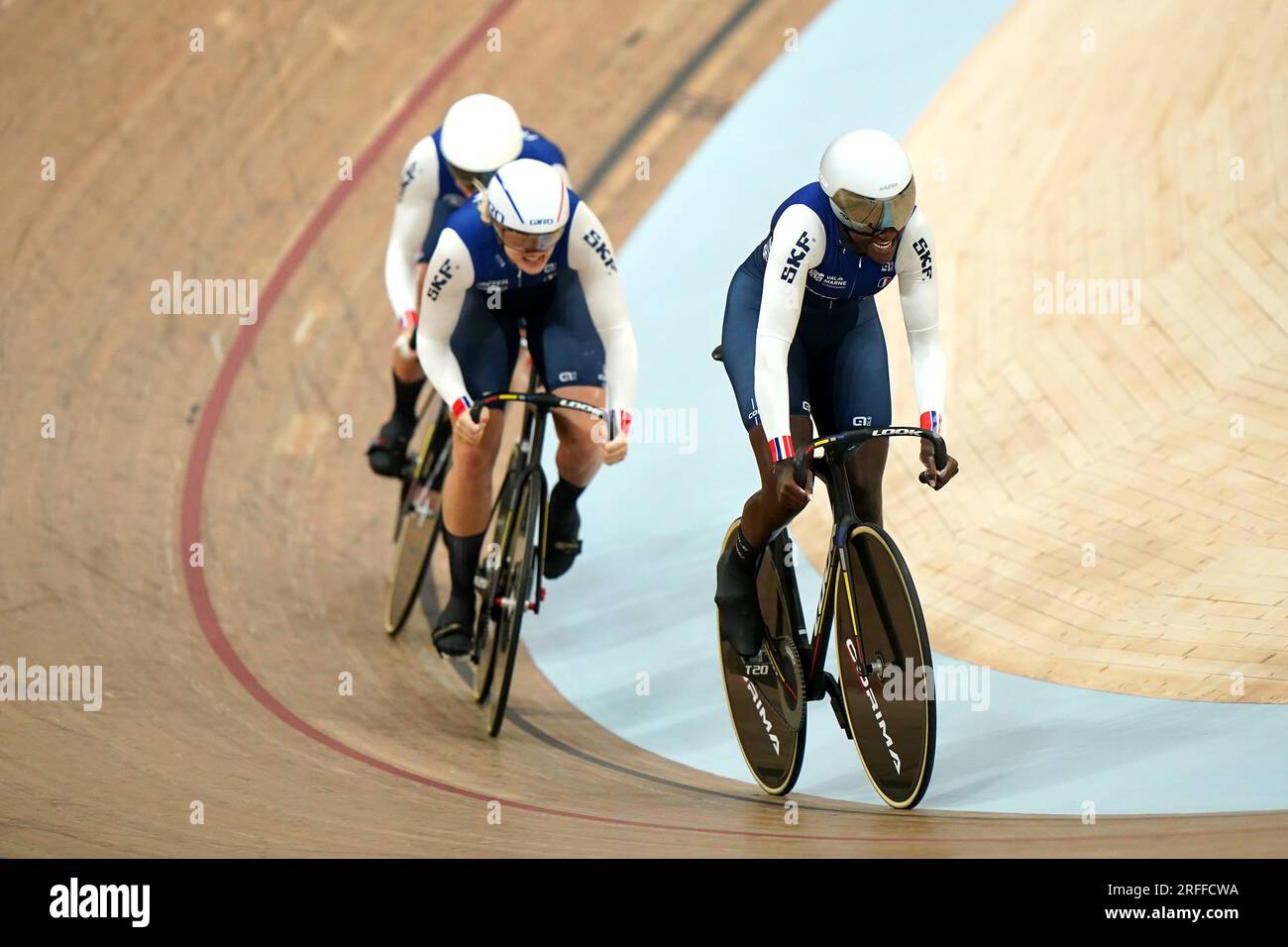 Taky Marie Divine Kouame (a destra) del Team France nel Women's Elite Team Sprint Qualifier durante il primo giorno dei Campionati del mondo di ciclismo UCI 2023 al Sir Chris Hoy Velodrome di Glasgow. Data foto: Giovedì 3 agosto 2023. Foto Stock