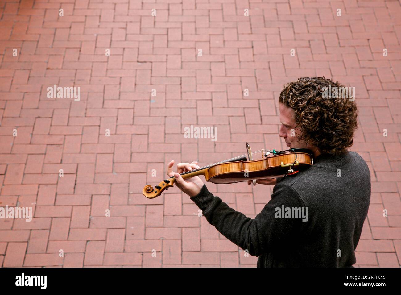 Uomo che suona il violino per le strade di Dublino, Irlanda Foto Stock