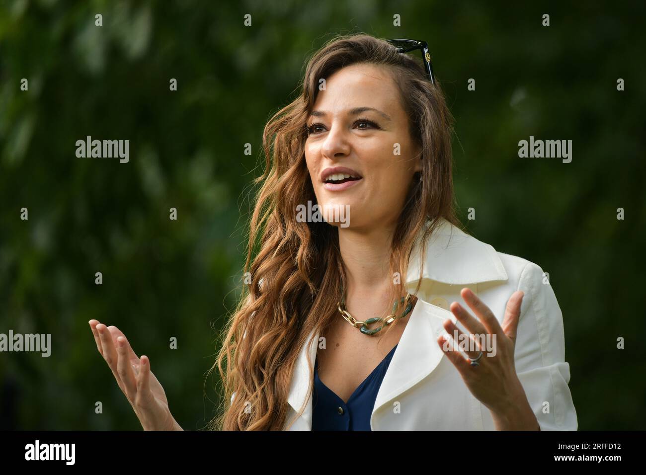 Edinburgh Scotland, UK 03 agosto 2023. Nicola Benedetti, direttore del Festival, in occasione del lancio del Festival internazionale di Edimburgo nei Princes Street Gardens. credit sst/alamy live news Foto Stock