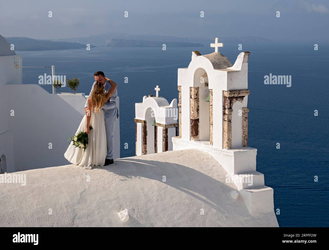 Scatta foto nuziali in cima al tetto della Cappella di San Giovanni Battista, Ia (Oia), Santorini, Grecia Foto Stock