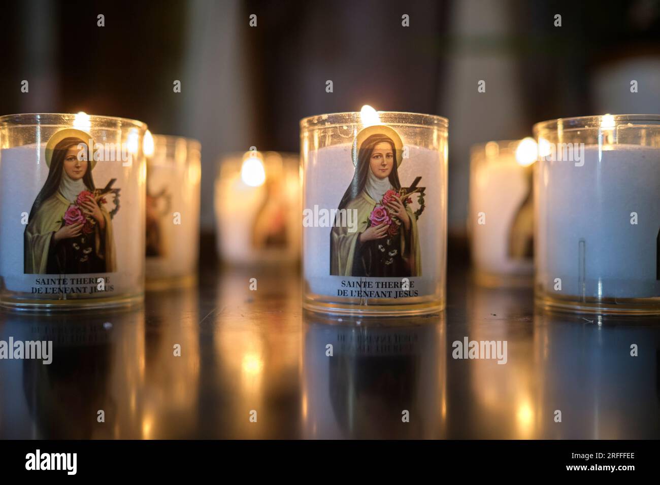 Sainte Therese De l'Enfant Jesus Candle nella cattedrale di Marsiglia in Francia Foto Stock
