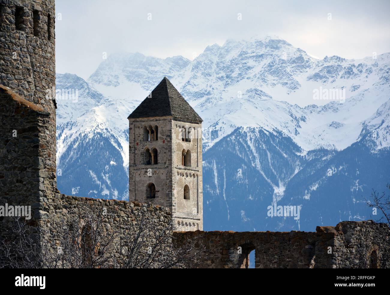 Torre della vecchia St. John's Church. Il bordo della Torre Fröhlich è visibile sulla sinistra. Malles/Malles, Val Venosta/Vinschgau, alto Adige, Italia, ne Foto Stock