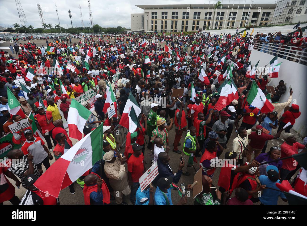 Abuja, Nigeria. 2 agosto 2023. La gente partecipa a una manifestazione di protesta organizzata dai sindacati ad Abuja, Nigeria, 2 agosto 2023. Sfidando tutte le suppliche della leadership del paese, i sindacati in Nigeria mercoledì sono scesi in piazza in tutta la nazione per esprimere la loro insoddisfazione per le recenti politiche economiche attuate dal governo. Crediti: Sodiq/Xinhua/Alamy Live News Foto Stock