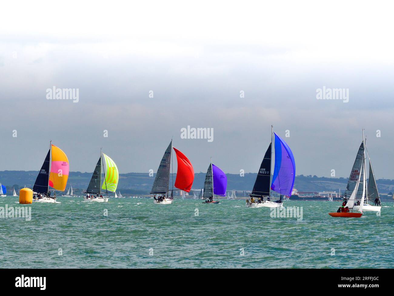 Settimana Cowes 2023 martedì 1 agosto Performance Cruiser (Divisione B su spinnaker partenza dalla linea del Royal Yacht Squadron Foto Stock