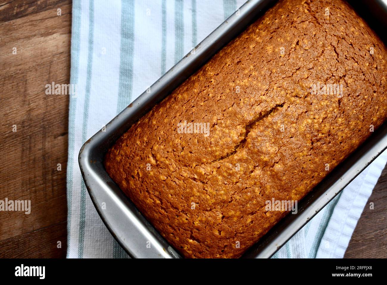 Pane di zucca speziato appena sfornato su sfondo rustico Foto Stock