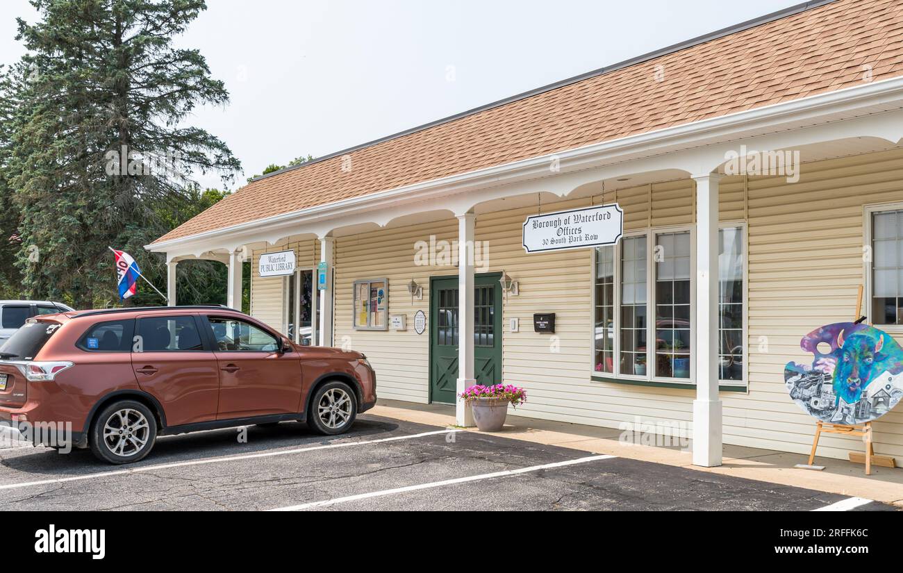 Un'auto parcheggiata di fronte al Borough of Waterford Office e alla biblioteca pubblica di Waterford, Pennsylvania, USA Foto Stock