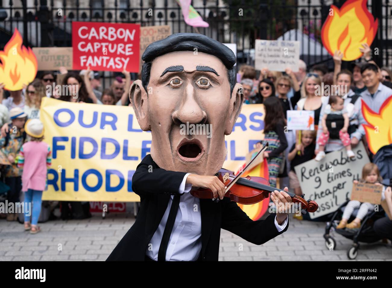 Londra, Regno Unito. 3 agosto 2023. Gli attivisti per il clima delle madri sollevano una protesta alle porte di Downing Street facendo riferimento agli incendi in Grecia a seguito della decisione del primo Ministro Rishi Sunak di concedere oltre 100 nuove licenze per l'estrazione di combustibili fossili nel Mare del Nord. La politica arriva nonostante gli avvertimenti degli scienziati, tra cui l'Agenzia internazionale per l'energia, che se vogliamo raggiungere gli obiettivi di CO2 e prevenire le catastrofi climatiche non ci può essere un nuovo sfruttamento di petrolio, gas e carbone. Crediti: Ron Fassbender/Alamy Live News Foto Stock