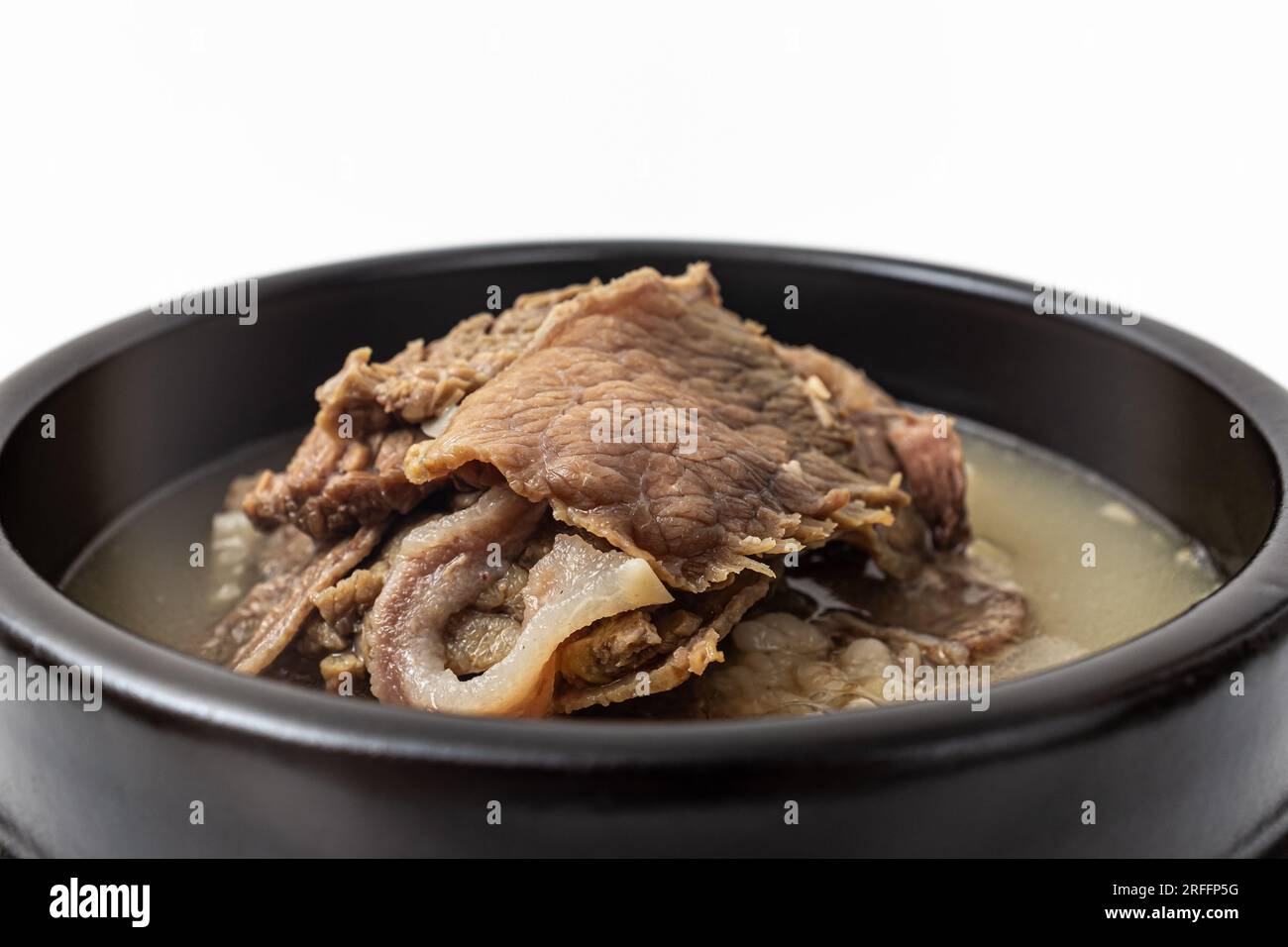 Zuppa di carne di manzo su sfondo bianco Foto Stock