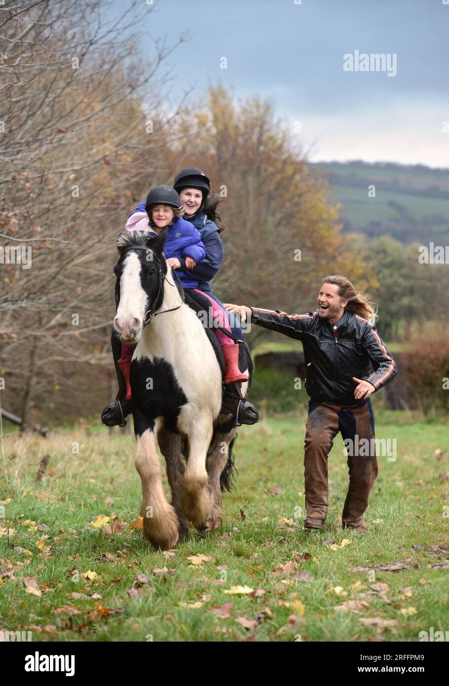 Rupert Isaacson che usa le 'terapie euta dei cavalli' per aiutare a curare i bambini autistici. Nella foto al Conquest Equestrian Centre vicino a Taunton dove insegna Foto Stock