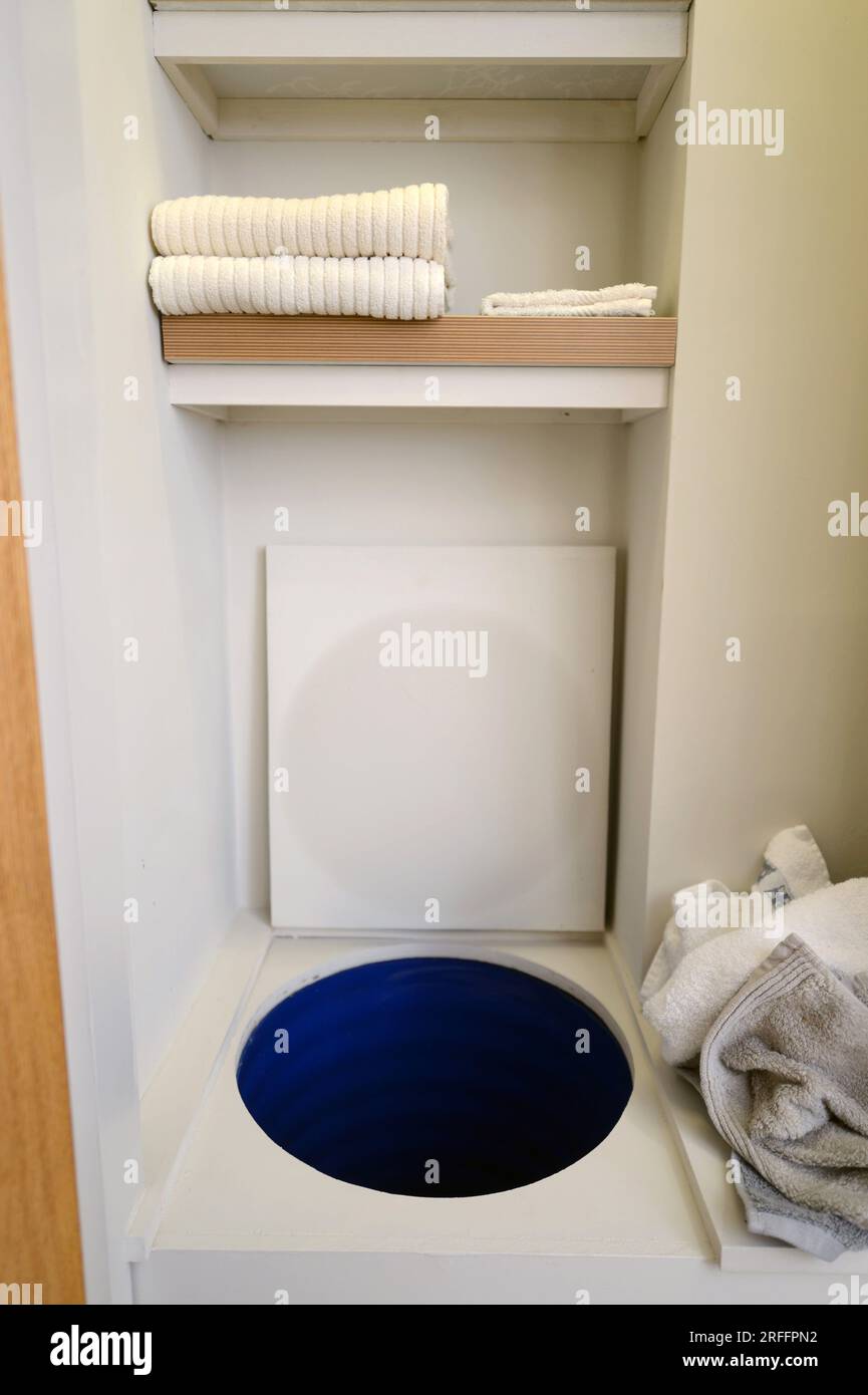 Uno scivolo per la lavanderia in una casa privata. Foto Stock