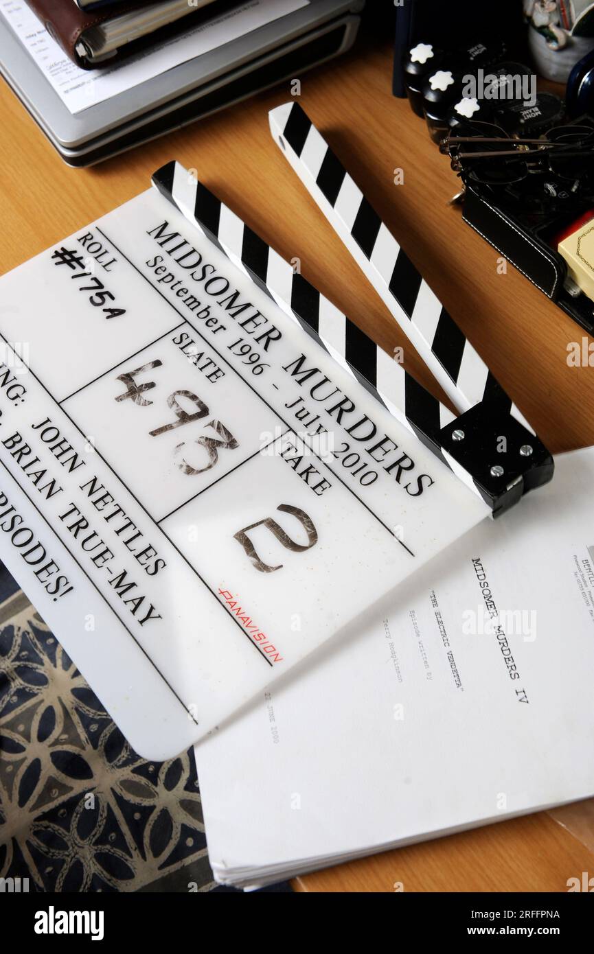 Un vecchio clapperboard e sceneggiatura della lunga serie televisiva britannica Midsomer Murders. Foto Stock