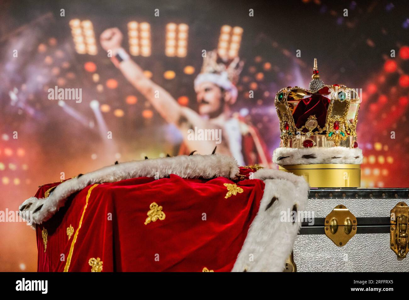 Londra, Regno Unito. 3 agosto 2023. La sua corona e il mantello di accompagnamento, in pelliccia finta, realizzati dalla costumista Diana Moseley, sono stati indossati per la versione finale di "God Save the Queen" durante il suo ultimo tour con i Queen, "The Magic Tour", Stima di £ 60.000-80.000 - l'intera collezione personale di Freddie Mercury viene presentata per la prima volta quest'estate in una mostra di un mese dedicata al Sotheby's di Londra. Libera al pubblico, la mostra aprirà il 4 agosto e rimarrà visibile fino al 5 settembre, prima che gli articoli siano offerti attraverso sei aste dedicate, ciascuna devo Foto Stock