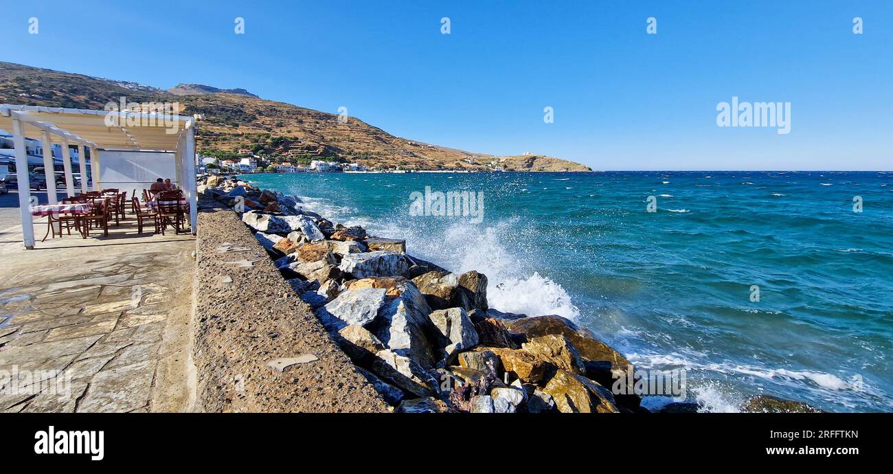 Lungomare, baia di Korthi, isola di Andros, Grecia, Europa meridionale Foto Stock