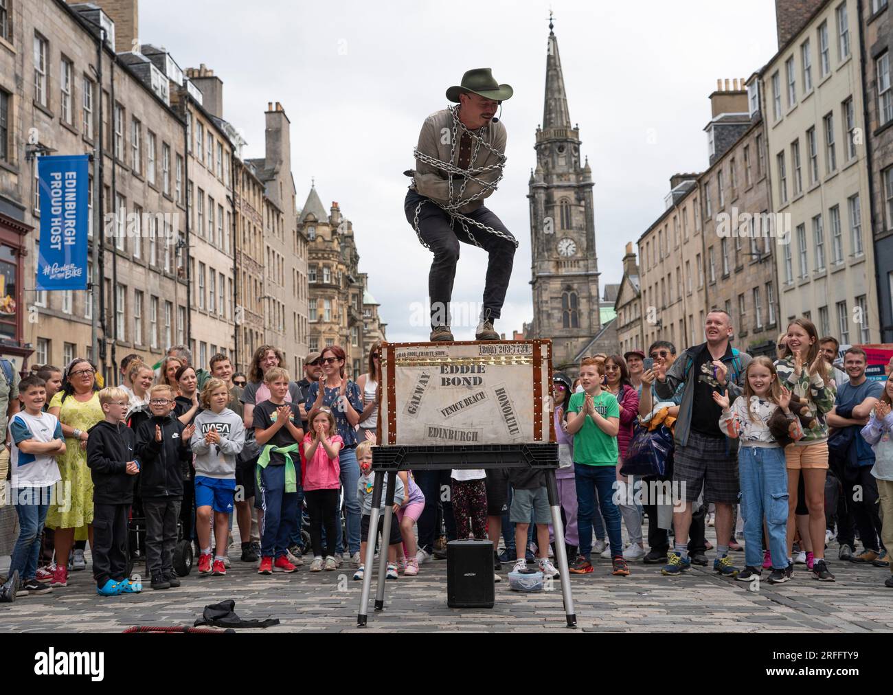 Edimburgo, Scozia, Regno Unito. 3 agosto 2023. Molti turisti e artisti di strada sul Royal Mile il giorno prima dell'apertura ufficiale del Fringe e dei festival internazionali. Il Fringe and Edinburgh International Festival si svolge dal 4-27 agosto. Iain Masterton/Alamy Live News Foto Stock