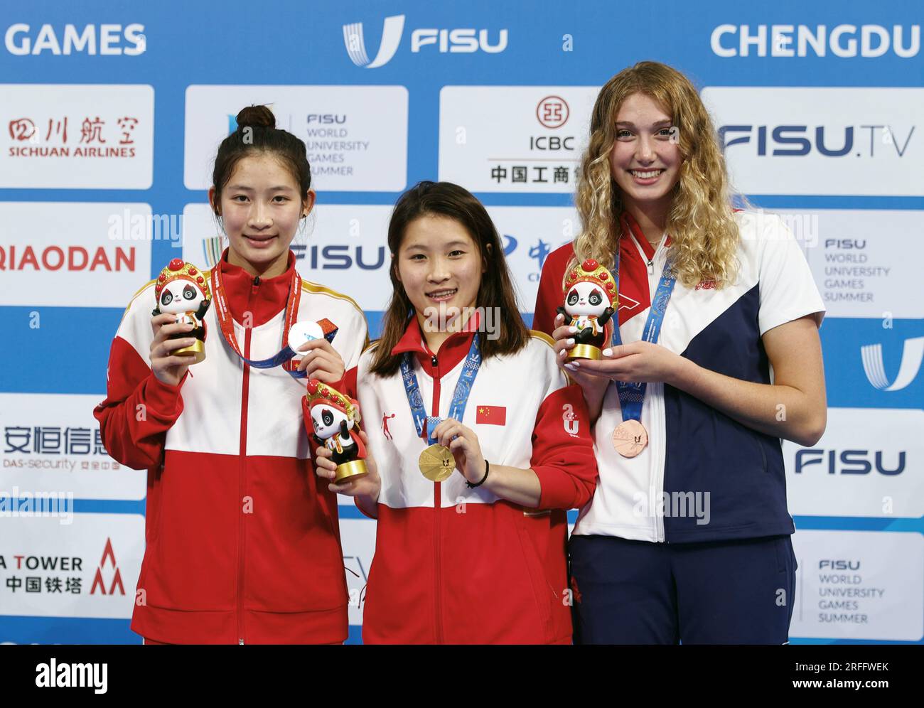 Chengdu, provincia cinese del Sichuan. 3 agosto 2023. La medaglia d'oro cinese Wang Weiying (C), la medaglia d'argento cinese Zhang Rui (L) e la medaglia di bronzo Sophia Preston McAfee degli Stati Uniti si pongono per le foto durante la cerimonia di premiazione della piattaforma subacquea femminile di 10 m ai 31° FISU Summer World University Games di Chengdu, Provincia del Sichuan della Cina sud-occidentale, 3 agosto 2023. Crediti: Wang Xiang/Xinhua/Alamy Live News Foto Stock