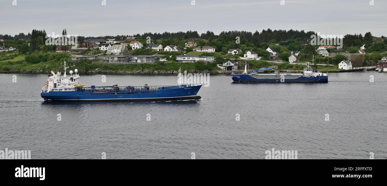 Petroliera/chimichiera Hordafor vi che passa per la nave da carico Biostar accanto all'isola di Karmoy, di fronte a Haugesund, Norvegia. Foto Stock