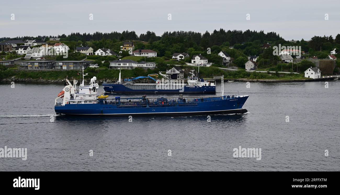 Petroliera/chimichiera Hordafor vi che passa per la nave da carico Biostar accanto all'isola di Karmoy, di fronte a Haugesund, Norvegia. Foto Stock