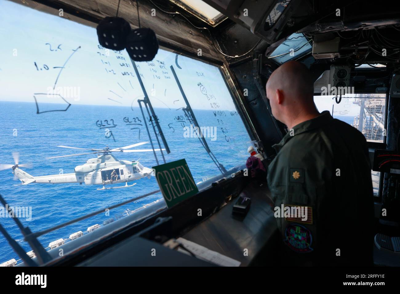 Nave d'assalto anfibio USS Bataan (LHD 5) nel Mar Mediterraneo, 30 luglio 2023. STATI UNITI Foto della Marina di Riley Gasdia Foto Stock