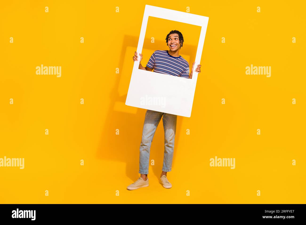 Ritratto a grandezza naturale di una carta con una mentalità positiva dell'album man hold sembra vuoto, isolato su sfondo giallo Foto Stock