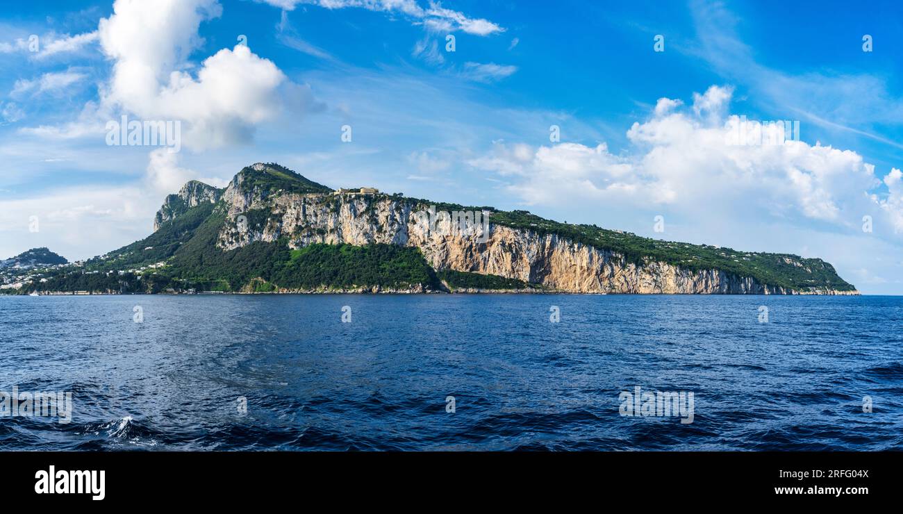 Vista panoramica dell'Isola di Capri nel Golfo di Napoli al largo della Penisola Sorrentina nella regione Campania del Sud-Ovest Italia Foto Stock