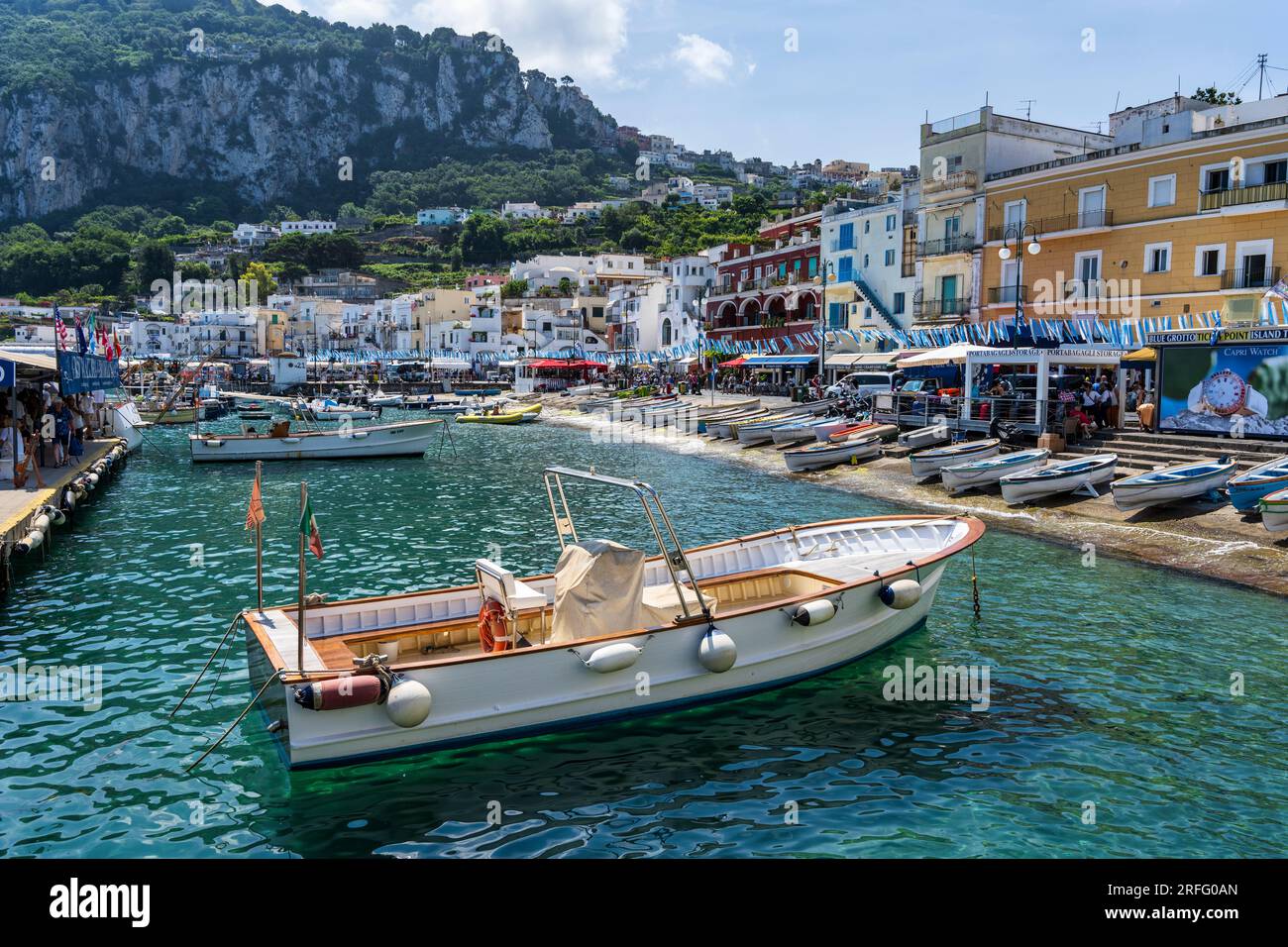 Lungomare di Marina grande sull'isola di Capri, nel Golfo di Napoli, al largo della Penisola Sorrentina, nella regione Campania Foto Stock