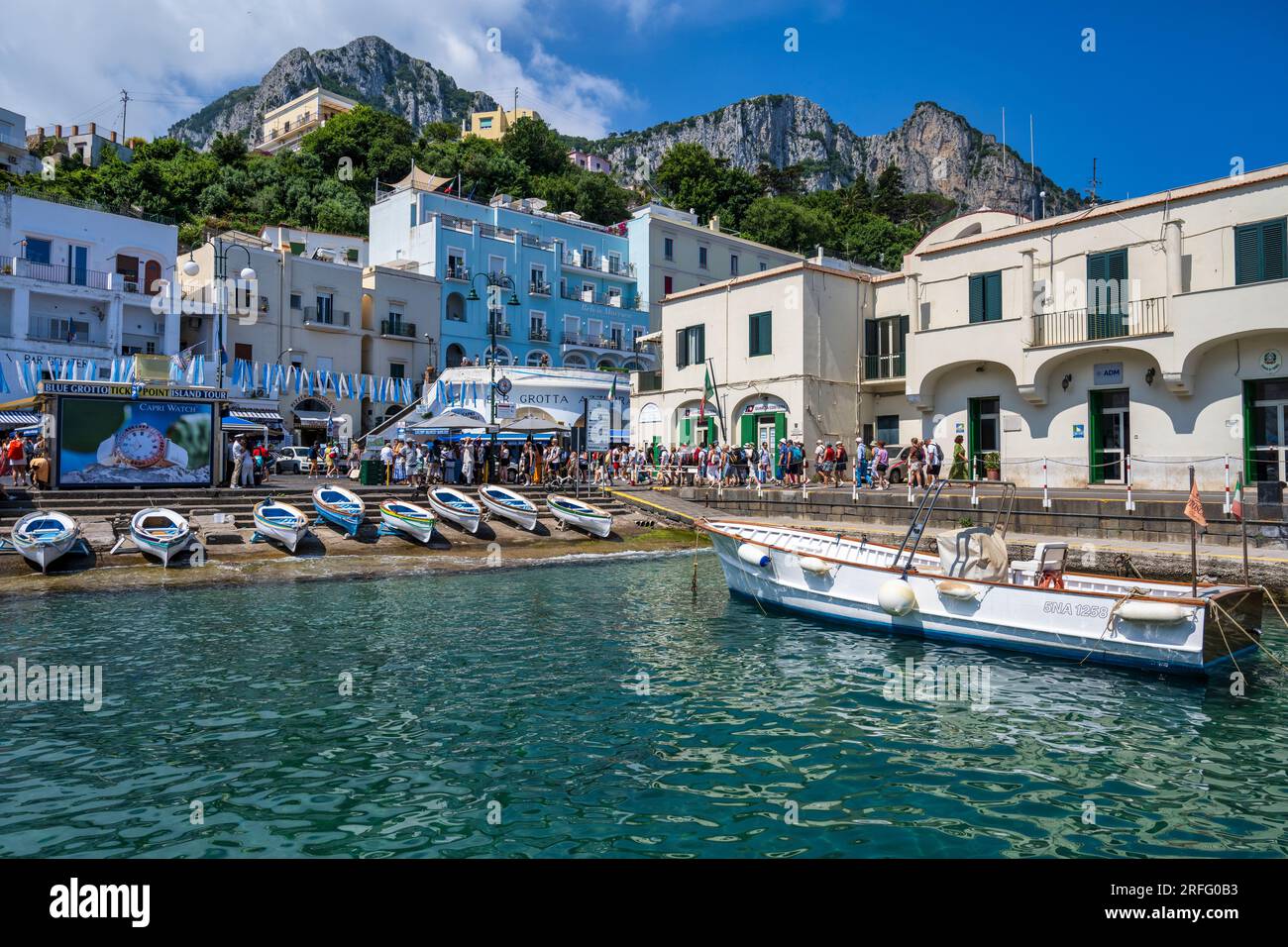 Lungomare di Marina grande sull'isola di Capri, nel Golfo di Napoli, al largo della Penisola Sorrentina, nella regione Campania Foto Stock