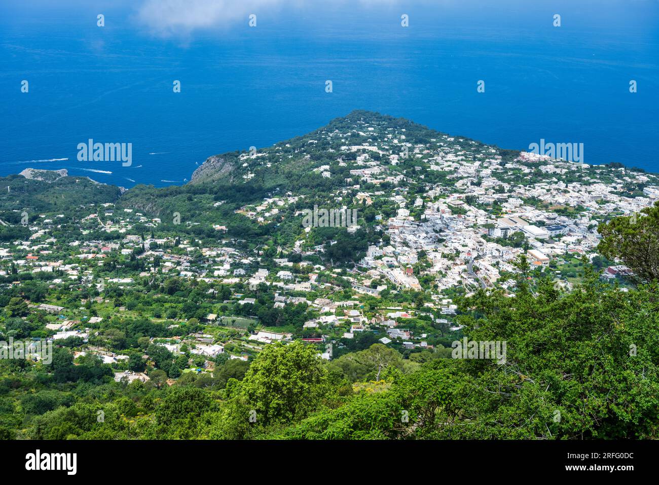 Vista di Anacapri dalla cima del Monte Solaro sull'isola di Capri nel Golfo di Napoli nella regione Campania Foto Stock