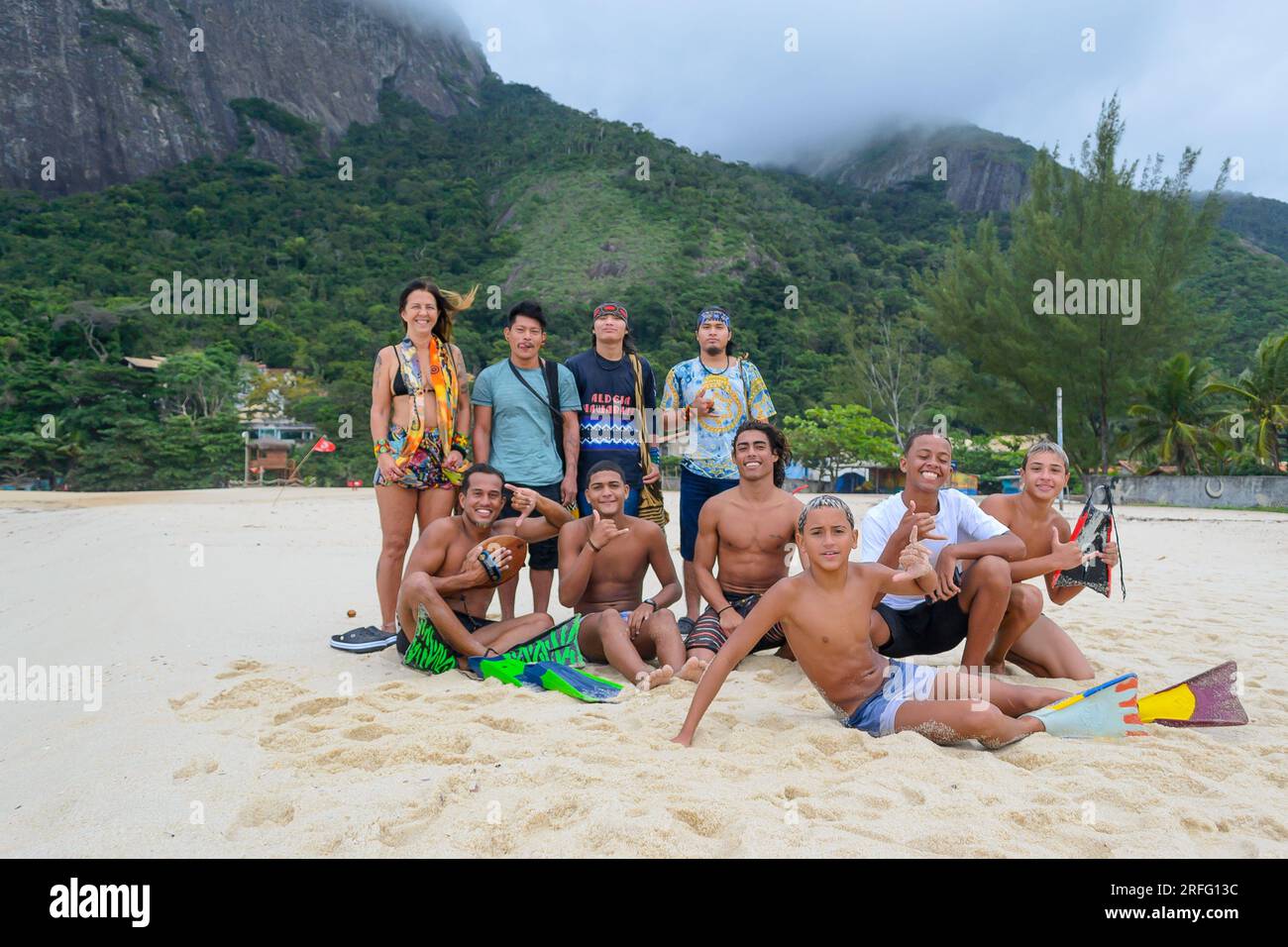 Niteroi, Brasile, Candid ritratto di un gruppo di giovani brasiliani che si godono la spiaggia. Foto Stock