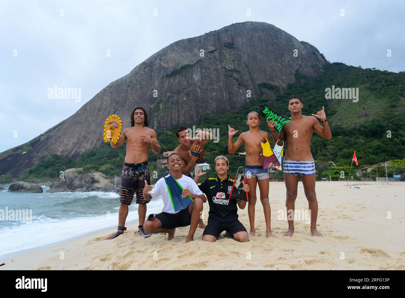 Niteroi, Brasile, Candid ritratto di un gruppo di giovani brasiliani che si godono la spiaggia. Foto Stock