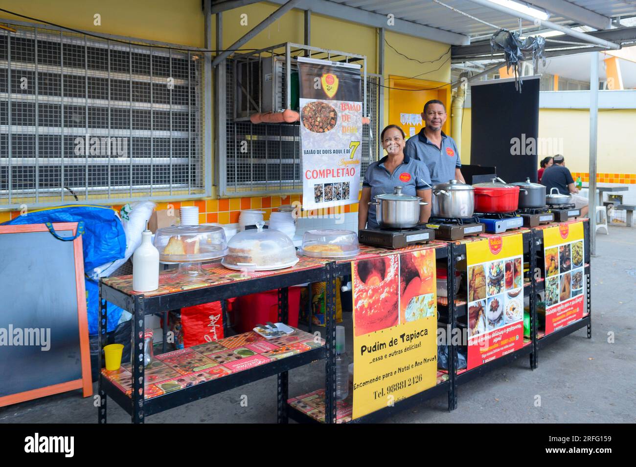 Niteroi, Brasile, Un uomo e una donna lavorano vendendo cibo fatto in casa nelle aree esterne di un edificio. Foto Stock