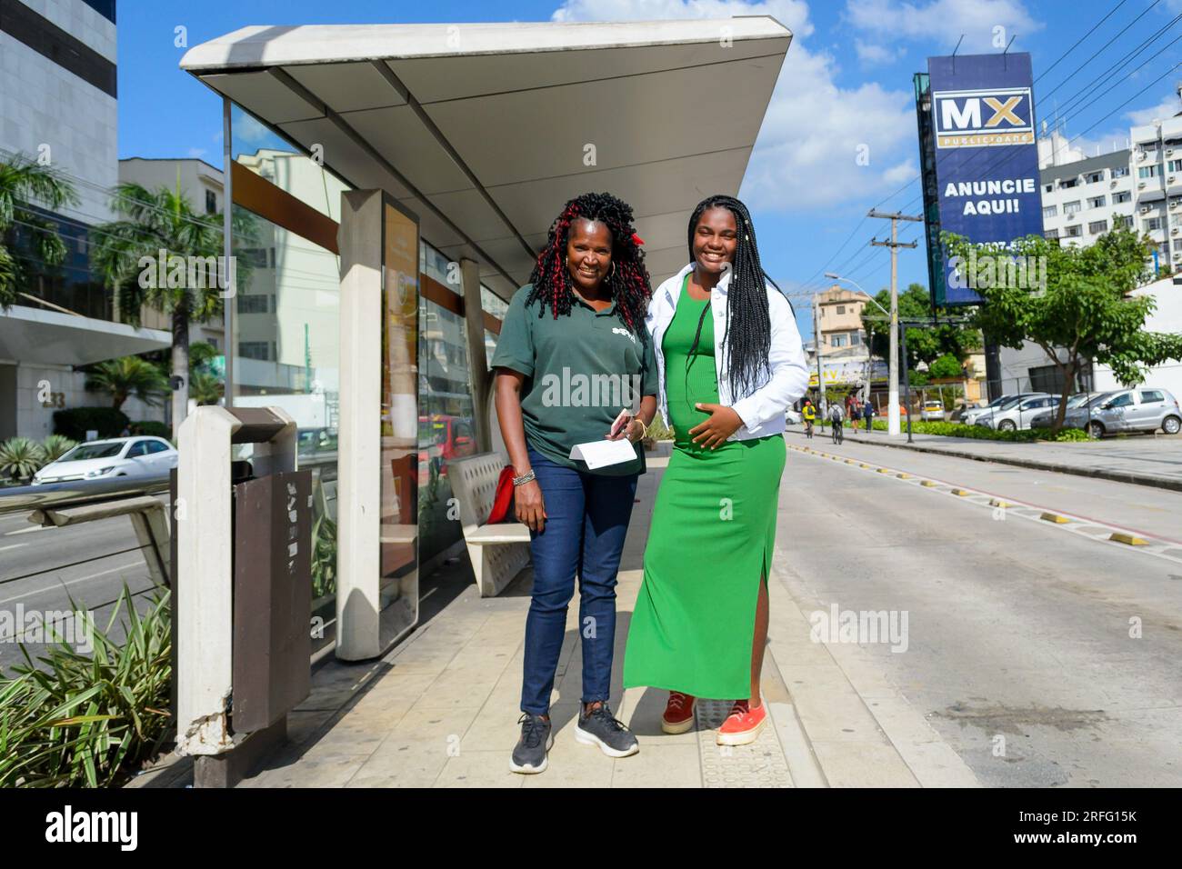 Niteroi, Brasile, Candid ritratto di strada di due giovani donne brasiliane di origine africana. Foto Stock
