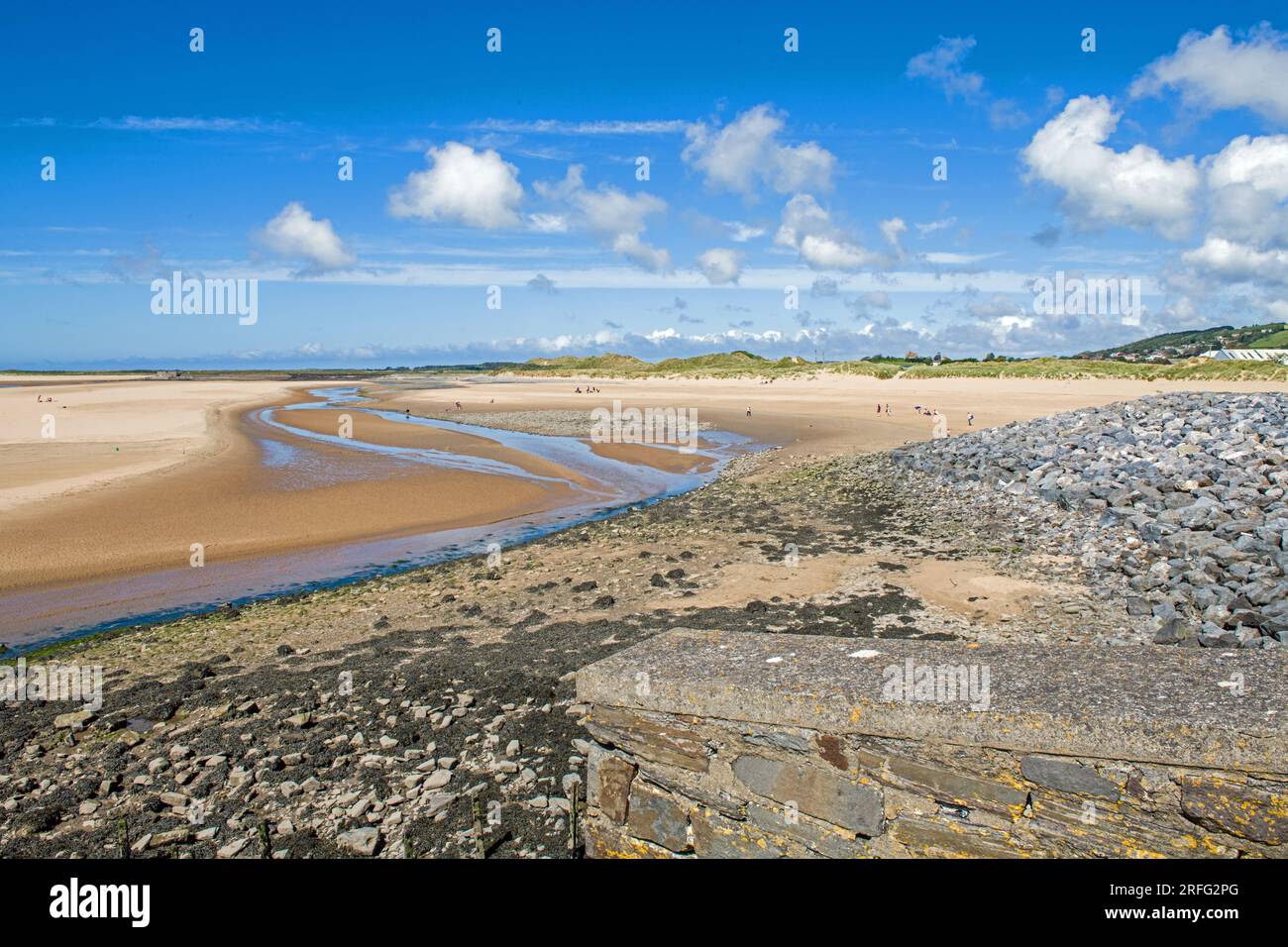 L'estuario del fiume Tywi a Burry Port, o Porth Tywyn mentre scorre tra la spiaggia e le dune Foto Stock