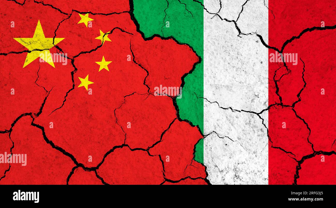 Bandiere di Cina e Italia su una superficie incrinata - politica, concetto di relazione Foto Stock